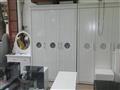 Tủ đựng quần áo ba buồng hình tròn ở giữa.